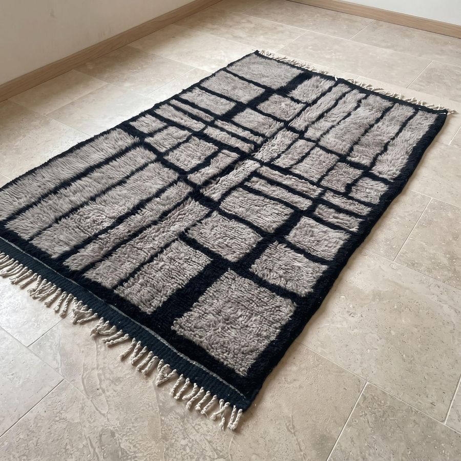 Tapis Mrirt gris à quadrillage noir, posé à plat